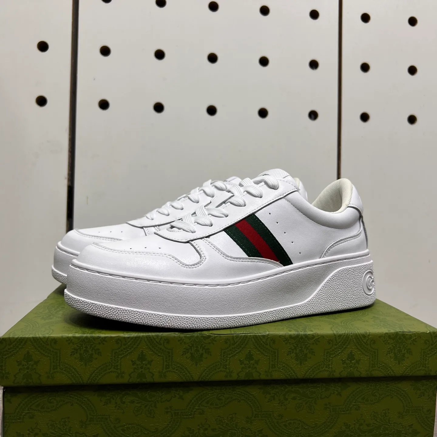 Factory price: 400💰Gucci original quality.~ Unique modern style sneakers. 🏃A must-have casual shoe for trendy men😍😍 Imported cowhide, sheepskin foot pads (refuse to discolor and grind feet) soles: Original soles specially provided by the original factory, French lazy style design ⚠️Fit to the feet, original quality, super comfortable original soles. Just like shooting the real thing 🎬The real thing is better, high-quality sneakers, size: 38-44 (45 and 46 can be customized)